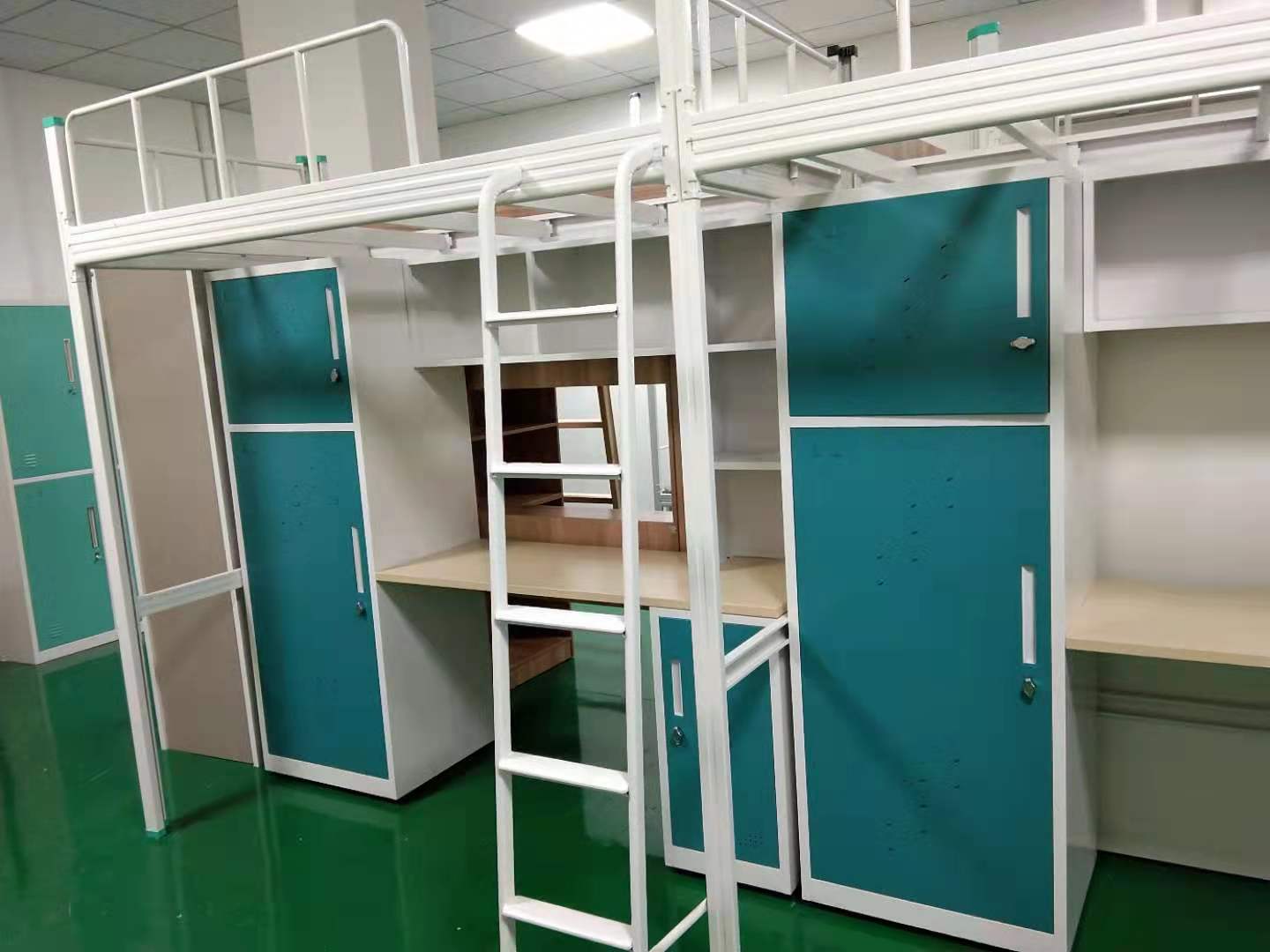 教孩子安全使用双层铁床的梯子