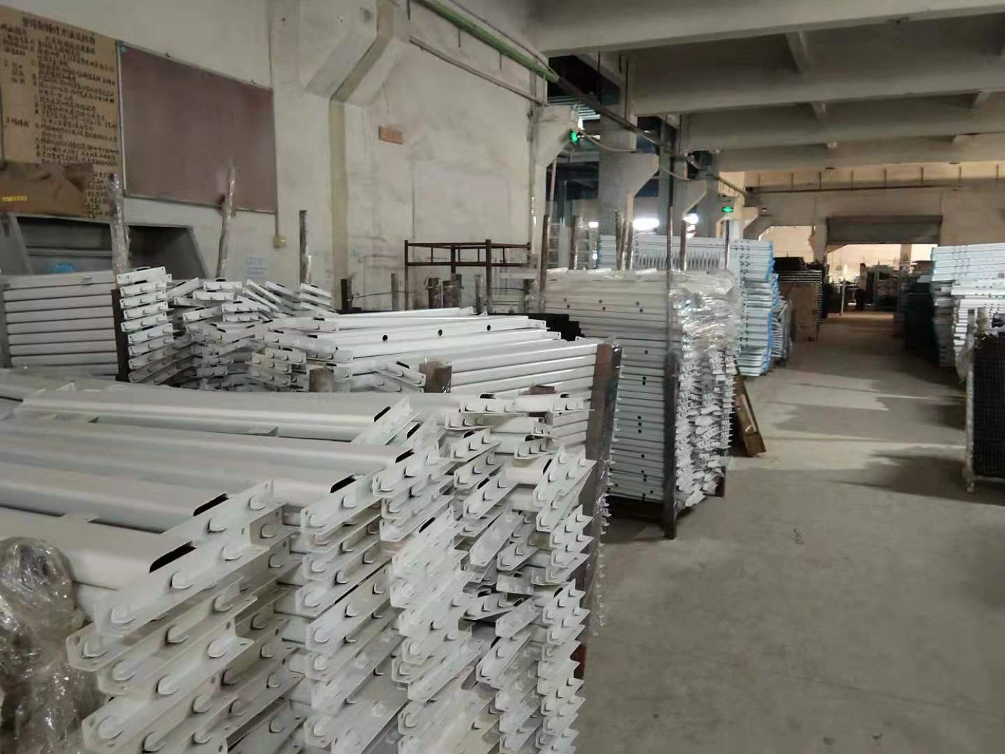 铁架床是用铁床板好还是木床板好？