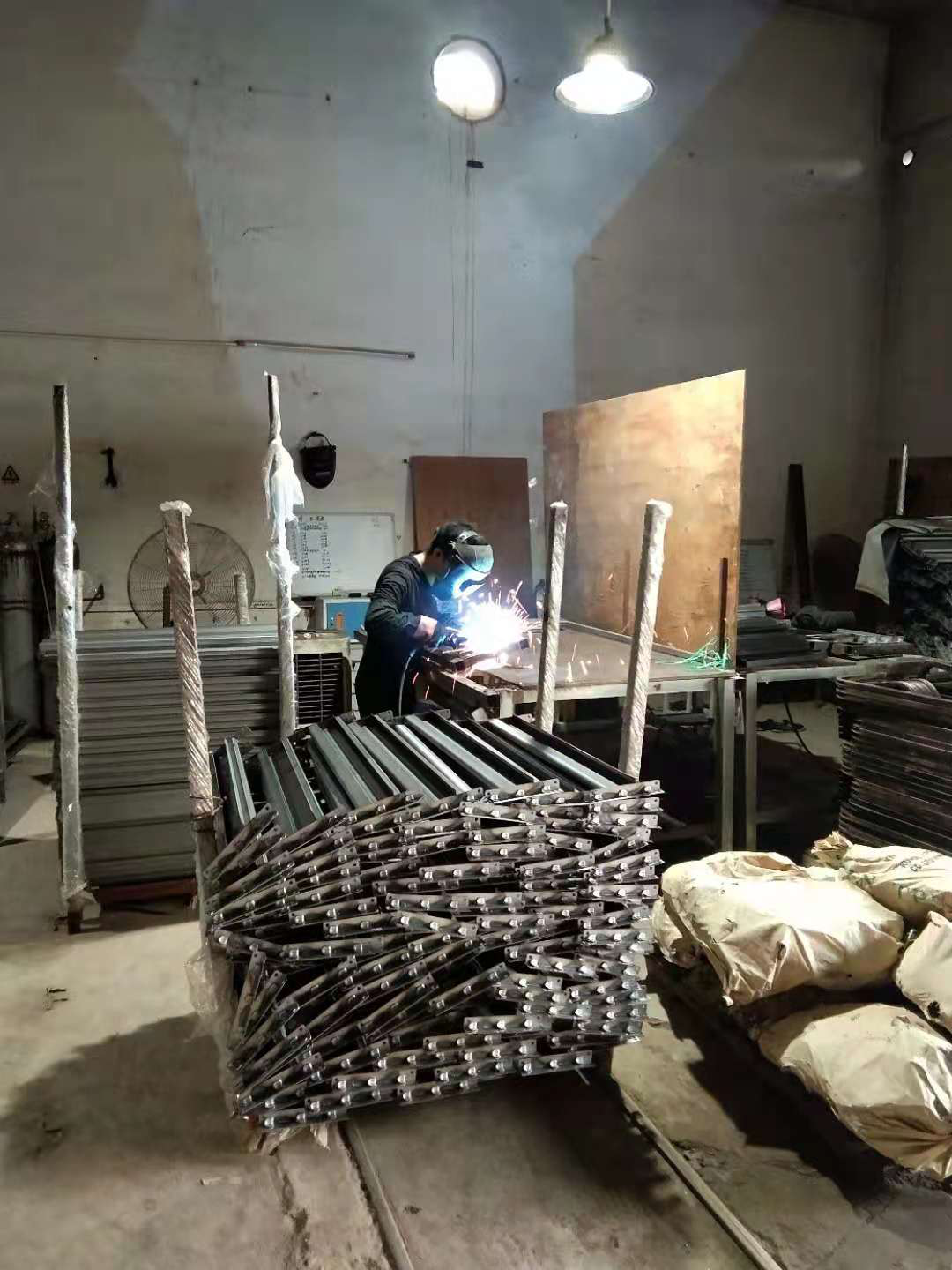 上下铺铁床生产厂家具备哪些配置