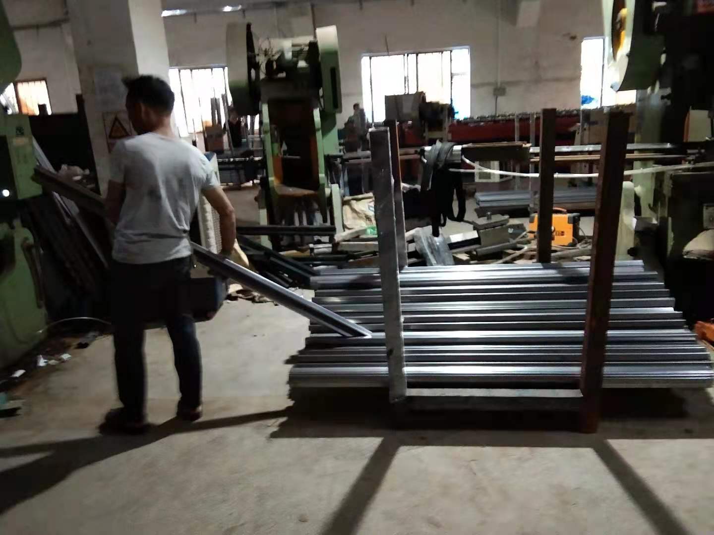 上下铺铁床用什么材料做的好？